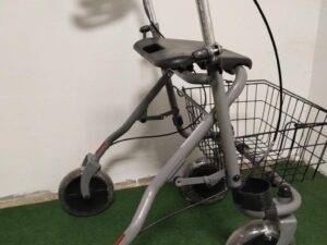 Repasované chodítko s košíkem, výškově nastavitelný - Image 3